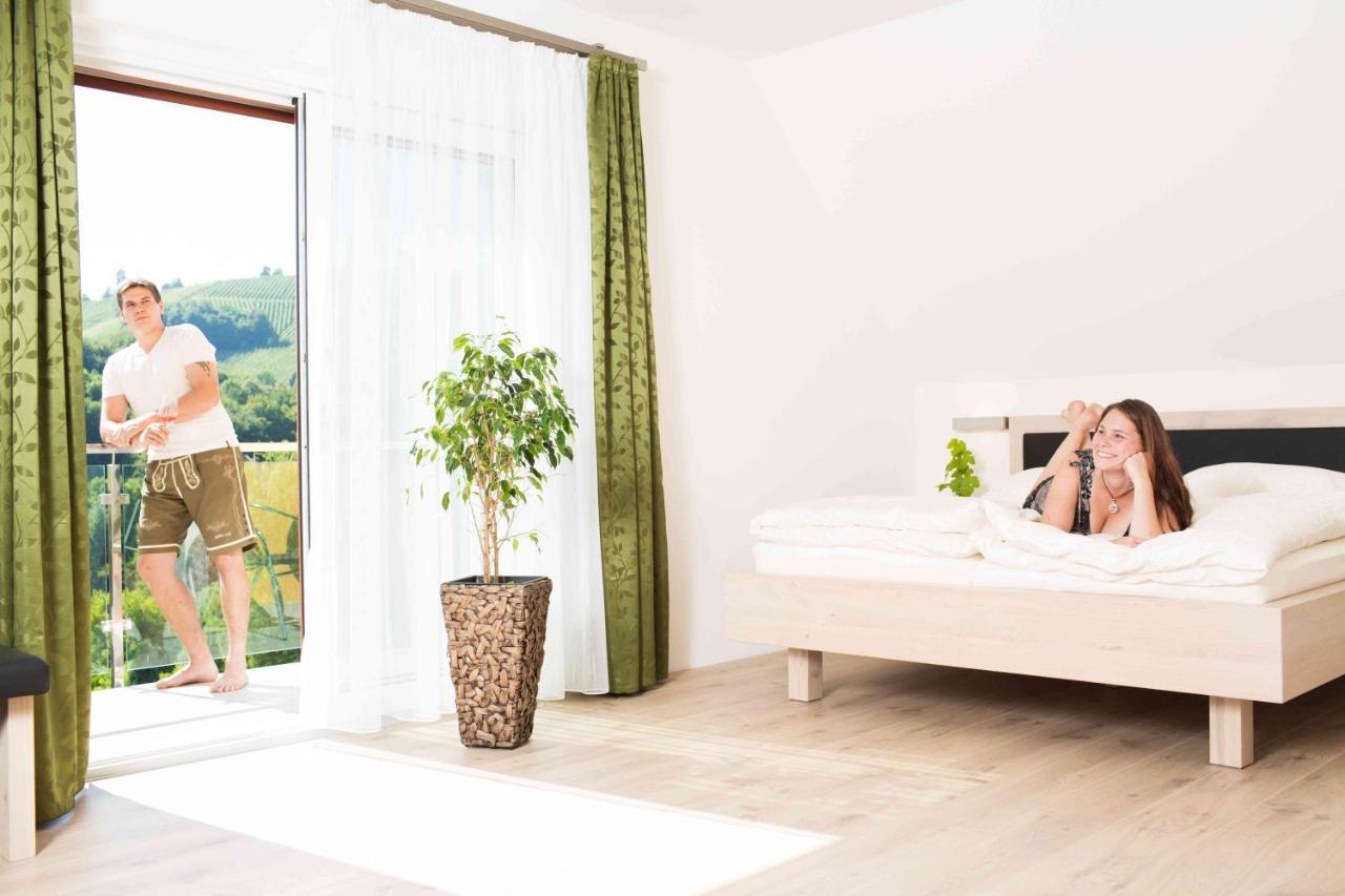 Weingut-Gaestezimmer Uhl Ratsch an der Weinstraße Exteriör bild